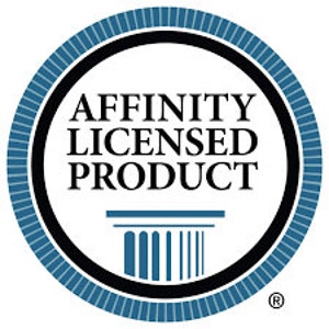 以下が含まれることがあります： 青色の縁取りのある円の中に、「AFFINITY LICENSED PRODUCT」という文字が書かれた白黒のロゴ。文字の下には、5本の柱のある柱の白黒画像があります。