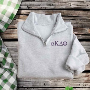 Alpha Kappa Delta Phi, sweat-shirt zippé sur un quart, sweat-shirt col cadet QZip brodé sorority, pull-over avec fermeture éclair 1/4, équipement Spirit wear