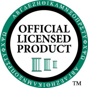 Op de afbeelding: Een ronde groene en zwarte sticker met de tekst "OFFICIAL LICENSED PRODUCT" in zwart. De sticker heeft ook een Griekse alfabetrand en de tekst "TM" rechtsonder.