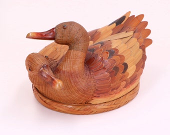 Wicker Basket in the shape of two ducks