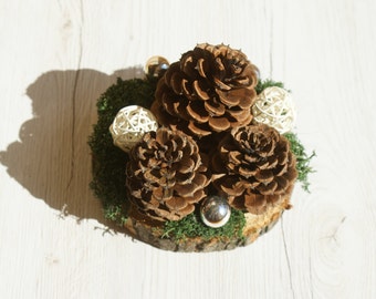 Décoration de Noël, décoration naturelle, décoration de cônes, décoration de mousse sur tranche de bois, décoration intérieure
