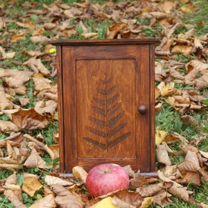 Caja de llaves rústica, organizador de llaves de madera, armario para llaves con hojas, colgador de llaves de pared, armario para llaves rústico de pared, caja de hojas con ganchos, caja rústica