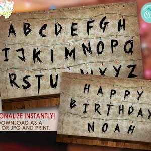 Puede incluir: Un telón de fondo imprimible que presenta una pared marrón desgastada con una cadena de luces navideñas. La pared tiene el alfabeto escrito en pintura negra que gotea, y una pancarta separada dice "Feliz cumpleaños Noah".