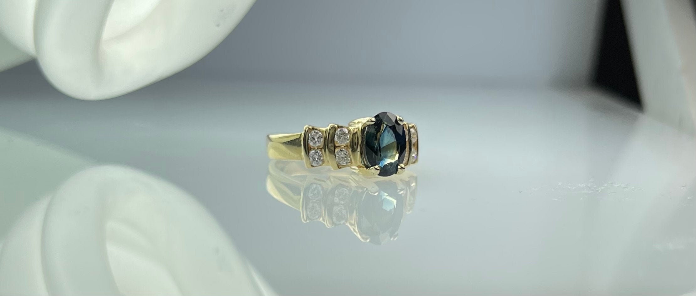 Oval Sapphire & Diamond ring - 14k yellow gold