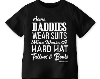 Certains papas portent des costumes, Mine Wear A Hard Hat, Tatouages et Bottes