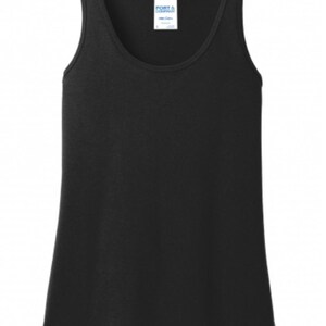 Puede incluir: Un top negro sin mangas con cuello redondo. La etiqueta de la camiseta dice "Port & Company" y "Core Cotton".