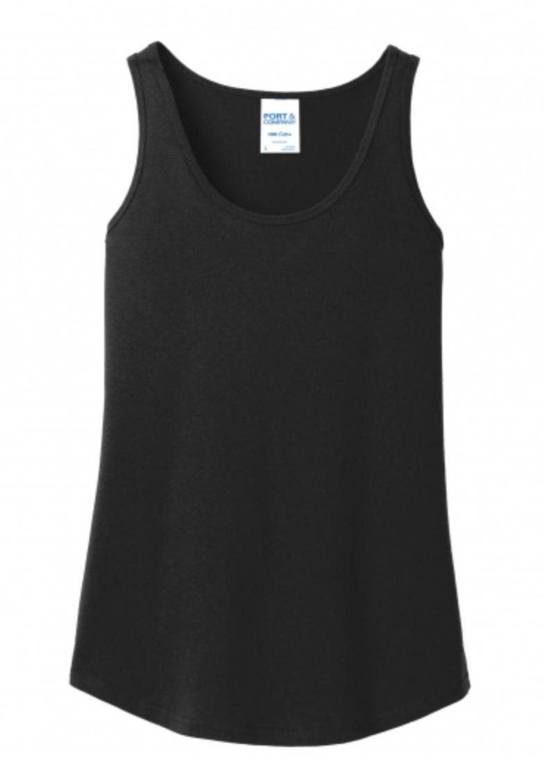 Puede incluir: Un top negro sin mangas con cuello redondo. La etiqueta de la camiseta dice "Port & Company" y "Core Cotton".