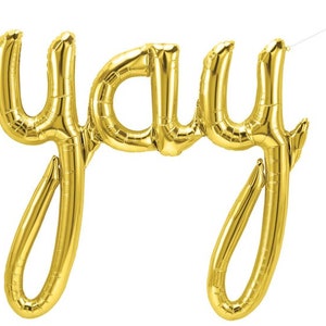 Puede incluir: Letras de globos de lámina dorada que deletrean la palabra "yay".