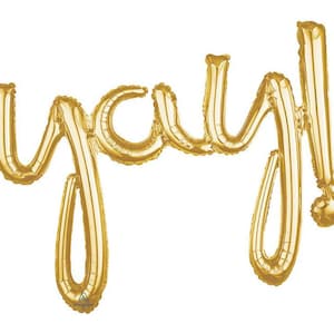 Puede incluir: Globo de lámina dorada que deletrea "yay!" en una fuente cursiva.