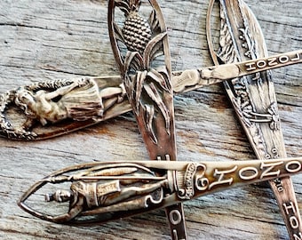Puede incluir: Tres cucharas de recuerdo de plata vintage con diseños grabados. Las cucharas representan una piña, una bailarina de hula y una palmera. Las cucharas están inscritas con las palabras "Honolulu" y "Hawái".