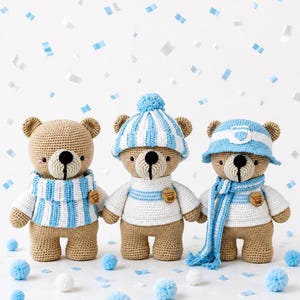 Puede incluir: Tres osos de peluche tejidos a ganchillo en hilo color canela con narices negras y mejillas rosadas. El primero lleva un suéter y bufanda a rayas azules y blancas. El segundo lleva un gorro y suéter a rayas. El tercero lleva un sombrero y bufanda.