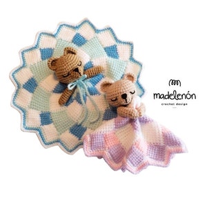 Puede incluir: Dos osos de peluche de crochet marrón durmiendo en una manta de crochet azul y blanca. La manta tiene un borde festoneado. El oso de peluche de la derecha está en una manta de crochet rosa y blanca.