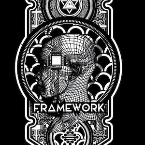 Puede incluir: Diseño gráfico en blanco y negro que presenta una cabeza humana de alambre con un elemento cuadrado en la frente. La palabra "FRAMEWORK" se muestra debajo. El diseño está sobre un fondo negro con patrones intrincados.