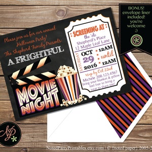 Peut inclure: Un clap de cin&eacute;ma noir et blanc avec les mots "Movie Night" en orange et violet. Un seau de pop-corn avec des rayures rouges, orange et violettes se trouve &agrave; c&ocirc;t&eacute; du clap. L'invitation est pour une soir&eacute;e d'Halloween Frightful Movie Night le 29 octobre 2016, de 12h00 &agrave; 12h00. L'invitation comprend l'adresse et les informations de RSVP.