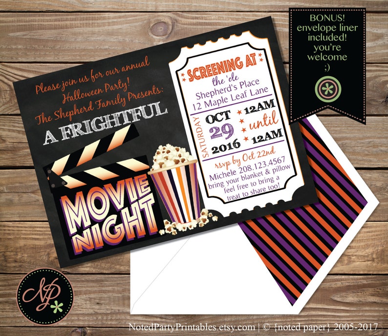 Peut inclure: Un clap de cin&eacute;ma noir et blanc avec les mots "Movie Night" en orange et violet. Un seau de pop-corn avec des rayures rouges, orange et violettes se trouve &agrave; c&ocirc;t&eacute; du clap. L'invitation est pour une soir&eacute;e d'Halloween Frightful Movie Night le 29 octobre 2016, de 12h00 &agrave; 12h00. L'invitation comprend l'adresse et les informations de RSVP.