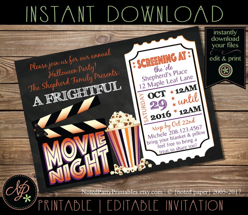 Peut inclure: Invitation imprimable pour une soir&eacute;e cin&eacute;ma d'Halloween avec un fond de tableau noir, une claquette de cin&eacute;ma, du pop-corn et un billet avec le texte "A Frightful Movie Night".
