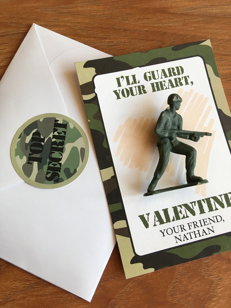 K&ouml;nnte beinhalten: Eine Valentinstagskarte mit einem gr&uuml;nen Spielzeugsoldaten. Die Karte hat ein Tarnmuster und den Text "I'll guard your heart, Valentine, Your friend, Nathan." Ein wei&szlig;er Umschlag und ein "Top Secret"-Aufkleber sind ebenfalls vorhanden.