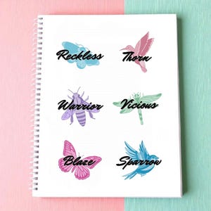 Puede incluir: Un cuaderno blanco con espiral con seis ilustraciones coloridas de insectos y pájaros. Cada imagen tiene una palabra en escritura cursiva: Reckless, Thorn, Warrior, Vicious, Blaze y Sparrow. El fondo es rosa y turquesa.