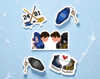 Op de afbeelding: Een verzameling stickers met hockey-thema's. Inclusief gekruiste hockeysticks met de nummers 24 en 81, een blauwe hotelsleutelhanger met het nummer 1410 en een zwarte hotelsleutelhanger met het nummer 1221. Ook twee hockeyschaatsen en twee figuren die tegenover elkaar staan.