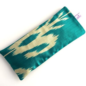 Lujosa almohada para ojos de lavanda de seda Ikat, verde y blanco con funda lavable