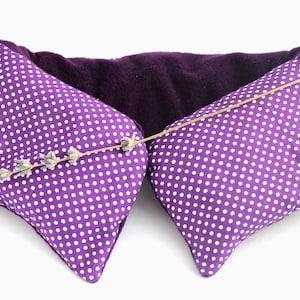 Avkopplande lavendelfärgad nackkudde med lila prickar och broderi, avtagbart fodral, present till henne, presentidé för hemmaspa till kvinna