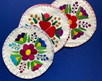 Beige with Flowers Hand Embroidered Tortilla Warmer, Mexican Tortilla Warmer, Tortillero Hecho en Oaxaca