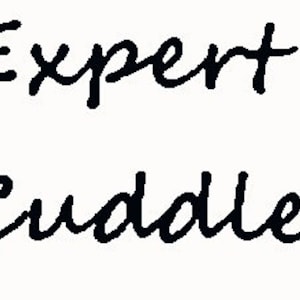 Op de afbeelding: Handgeschreven tekst in zwarte inkt op een witte achtergrond, die "Expert Cuddler" luidt.