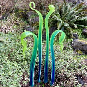 Feito sob encomenda - Folhas verdes e azuis - Arte de jardim em vidro soprado à mão