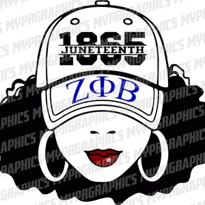 Puede incluir: Una ilustración en blanco y negro de una mujer con afro que lleva una gorra de béisbol blanca con el texto "Juneteenth 1865" y las letras "ZΦB" en azul.
