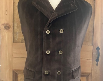 Chaleco cruzado de terciopelo al estilo del siglo XVIII, en color marrón oscuro con raya tejida.