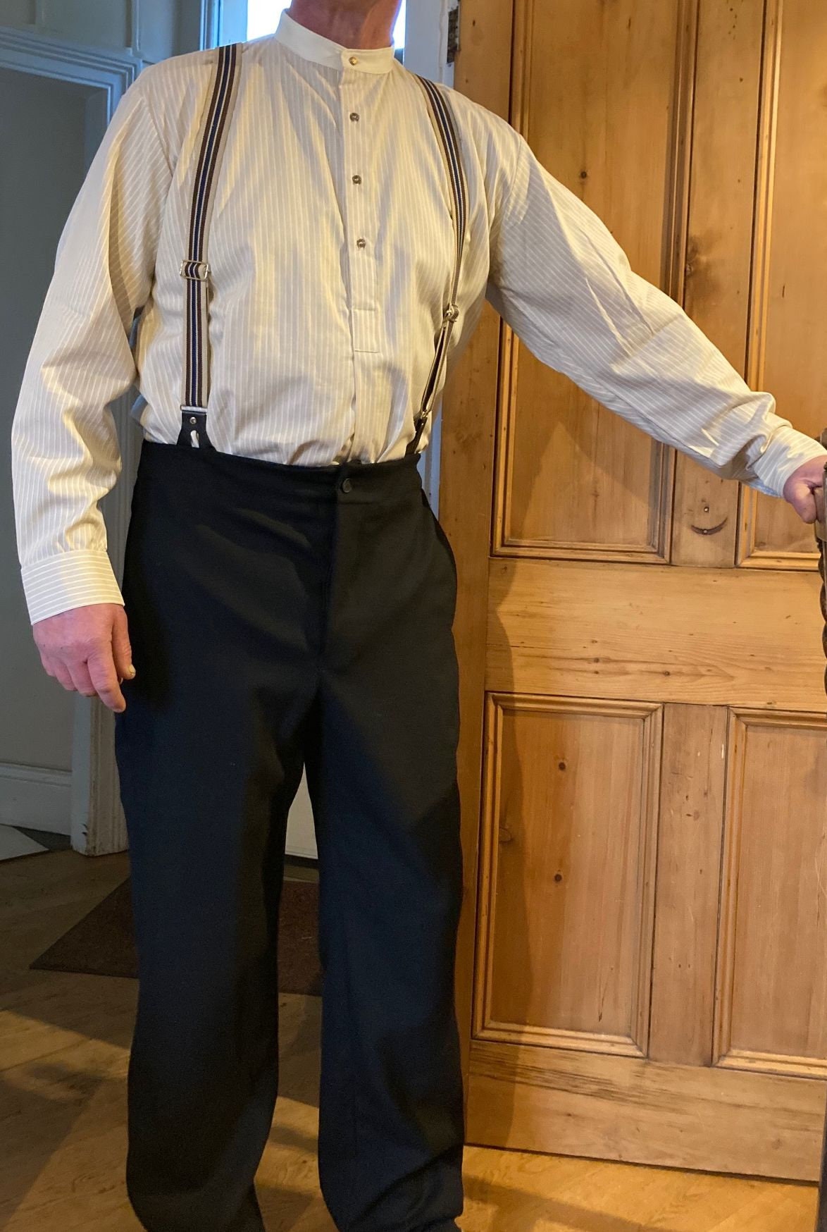 Pantalon homme taille haute en sergé de coton épais noir avec braguette  boutonnée et croisillons de boutons -  France