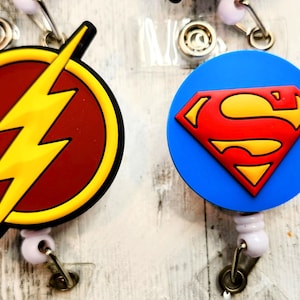 Uchwyt na odznakę postaci, klips komiksowy, wysuwany klips identyfikacyjny, smycz Guy Gal, kołowrotek Murse Superhero, logo bohatera