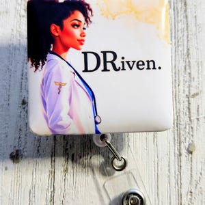 薬局バッジホルダー2個、女性用DRiven格納式IDリール、ジューンティーンスガールマジッククリップ、医師用ストラップ、アフリカ系アメリカ人医師アート