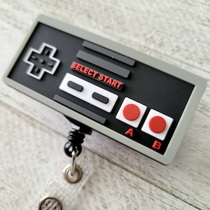 Badge Buddy rétro Nintendo, Badge de manette Murse, Porte-carte d'identité rétractable, Bobines de jeu vidéo nostalgie, Lanière d'infirmière pour enseignante, Clip pour joueur