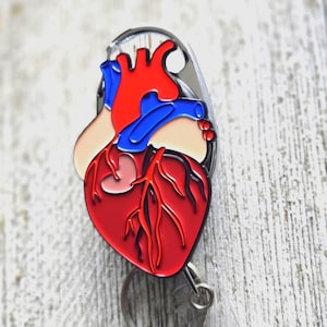 Cardiologische badgehouder met hartmotief voor verpleegkundigen, ideaal als werkcadeau voor cardiovasculaire chirurgen.