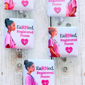 RN 格納式看護バッジリール 2個、EarRNed Not Given カスタムナースホルダー、女性キャラクターストラップ