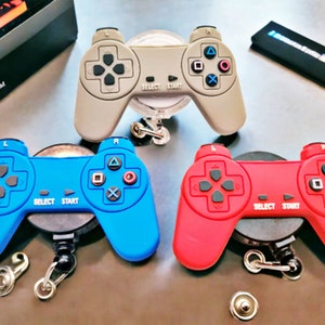 PS1 Videospiel ID Ausweishalter, Game Controller Ausweisrollen, Gamer Ausweis Buddy oder Schlüsselanhänger, Lehrer Krankenhaus Krankenschwester Clip, Controller Ausweis Bild 4