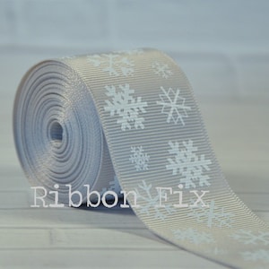 1,5&quot; Weihnachten Silber & Weiß Schneeflocke Print Leiste - Noel - Schneegrau - Winter Nähen - Urlaubsfeier - Geschenkverpackung - Hundehalsband