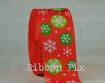 Könnte beinhalten: Rotes Band mit einem Muster aus weißen Schneeflocken und grünen Kreisen. Das Band ist aufgerollt und der Text "Ribbon Fix" ist in der unteren rechten Ecke sichtbar.