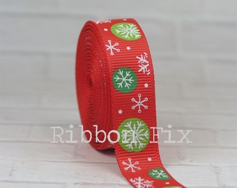 Könnte beinhalten: Rotes Band mit einem sich wiederholenden Muster aus weißen Schneeflocken und grünen Kreisen. Das Band ist aufgerollt und zeigt das Muster am Rand. Der Text "Ribbon Fix" ist auf dem Band zu sehen.