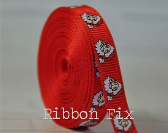 Könnte beinhalten: Rotes Satinband mit einem weißen Aufdruck von Weihnachtsmann-Gesichtern. Das Band ist aufgerollt und der Text "Ribbon Fix" ist sichtbar.
