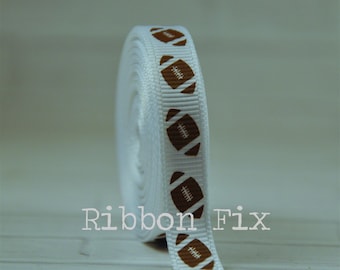 Peut inclure: Ruban blanc avec des ballons de football marrons imprimés dessus. Le ruban est enroulé et le texte "Ribbon Fix" est visible en bas à droite.