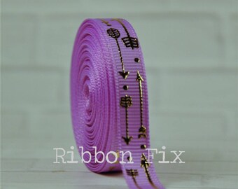 Può includere: Un rotolo di nastro lavanda con un motivo di freccia dorata metallizzata. Il nastro è largo 2,5 cm ed è perfetto per l'artigianato, l'imballaggio di regali e la decorazione.