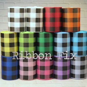 Puede incluir: Surtido de cinta de cuadros negros y blancos de estilo búfalo en varios colores, incluyendo blanco, rojo, naranja, amarillo, verde, azul, rosa, morado y gris. La cinta mide 2,5 pulgadas de ancho y es perfecta para manualidades, decoración y envolver regalos.
