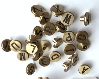 Gancio con lettere in ottone, semplice da appendere alla parete, ottone massiccio fatto a mano, pomelli per cassetti, maniglie/pomelli per cassettiere, maniglie per mobili, CP-1185