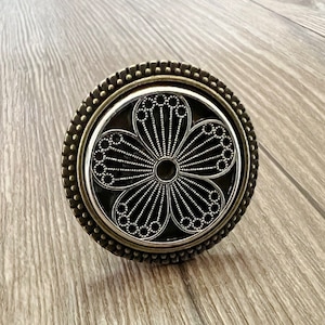 Lådknoppar i mässing med blommotiv / Skåp med silvermotiv / Gotisk heminredning / Djurformade lådknoppar / Möbelbeslag, Z-934