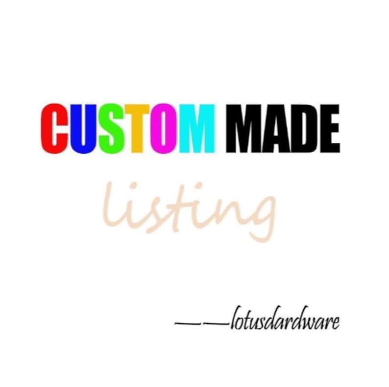 Pu&ograve; includere: Un design grafico che presenta il testo CUSTOM MADE in lettere maiuscole multicolori e in grassetto, seguito dalla parola listing in un carattere corsivo color marrone chiaro e dal testo __lotusdardware in corsivo nero su sfondo bianco.
