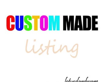Può includere: Sfondo bianco con le parole "CUSTOM MADE LISTING". La parola "CUSTOM" è in rosso, blu, verde, giallo, rosa e ciano. "MADE" è in nero. "listing" è in corsivo marrone chiaro. Il nome del negozio Etsy "_lotusdardware" è in basso.