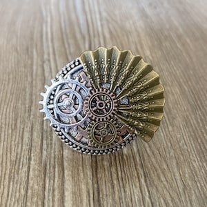 Gothic Fan Gear Knobs Brass Knobs / Cabinet Dresser Knobs / Cabinet Knobs / Leaf Furniture knobs in Brass ,Z-717