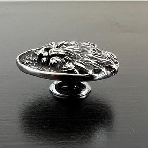 Peut inclure: Bouton de porte en argent avec un design d&eacute;taill&eacute; de visage de lion.
